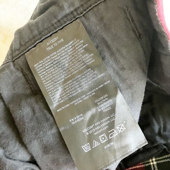 Volcom Mens Size 32 Shorts Plaid True To This Red Dark Gray White Spring Summer - Picture 6 of 6